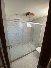 Banheiro suíte master com 2 chuveiros aquecidos e box.