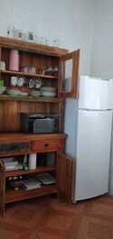 Armário da cozimha e geladeira duplex
