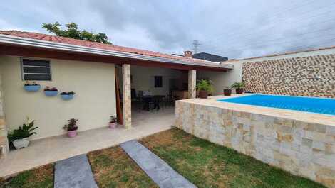 Casa com Piscina grande na praia de Itanhaém