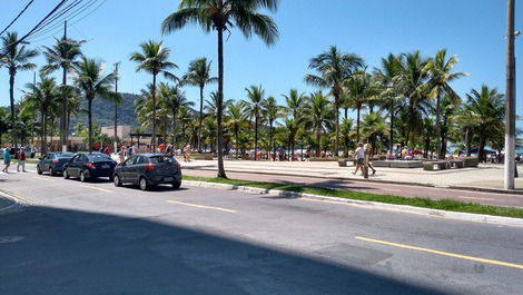 Calçadão da praia, fica a um quarteirão do apto