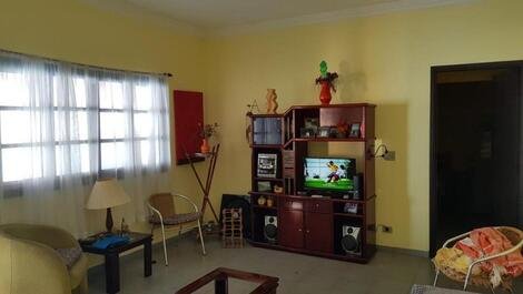 Well-ventilated house for family rental