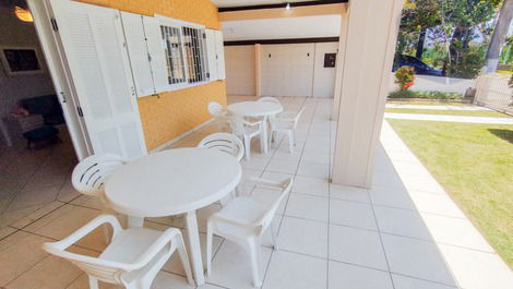 105 Casa com 4 dormitórios a 50 mts da praia