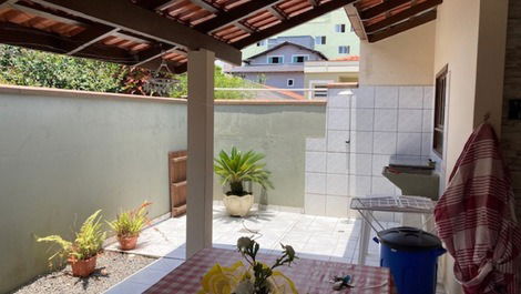 Excelente casa, 3 habitaciones con AC, WiFi, barbacoa, a 100m del mar.