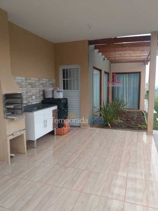 Casa para aluguel de temporada em Paranapanema (Condomínio Riviera de Santa Cristina Xiii)