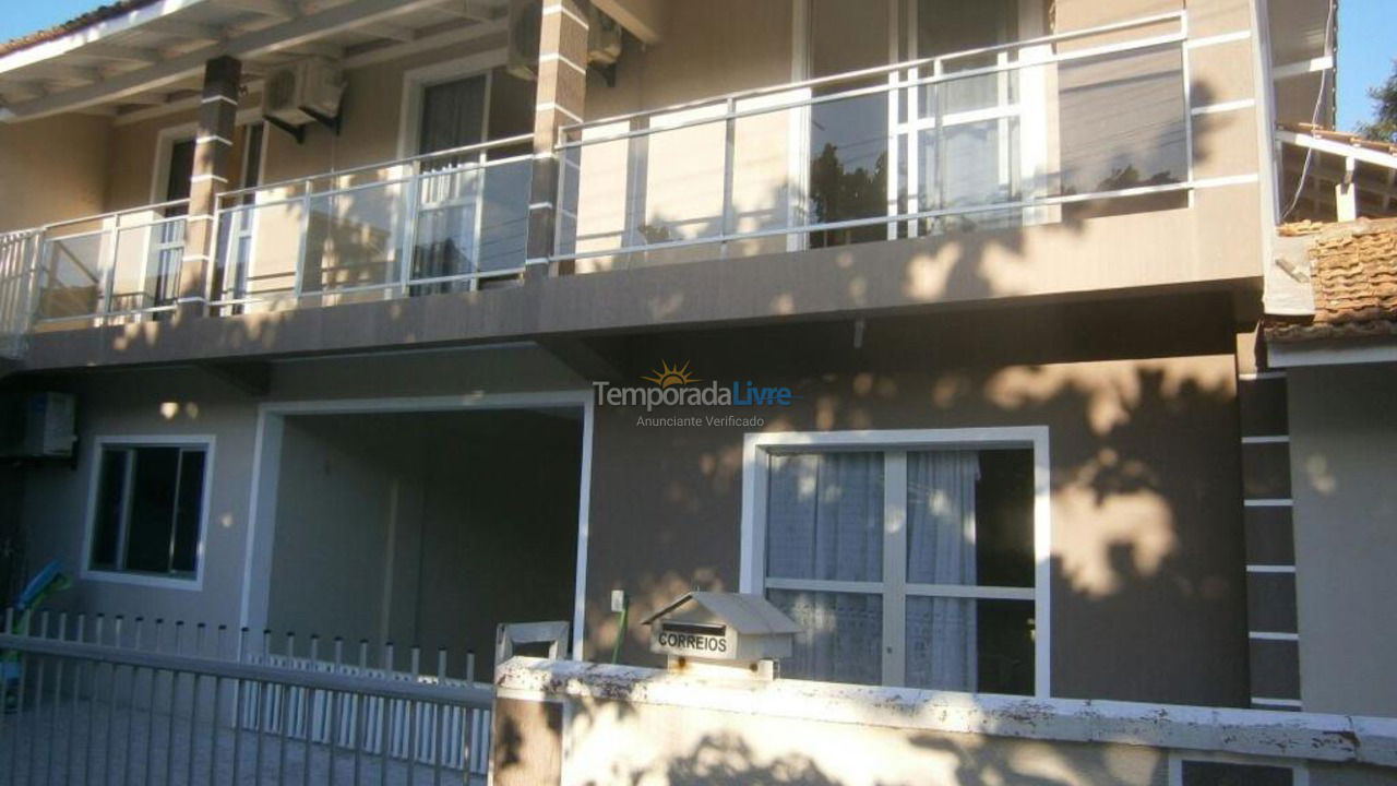Casa para aluguel de temporada em Bombinhas (Praia de Zimbros)