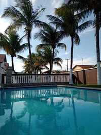 Acogedora casa en condominio con piscina en Praia do Peró