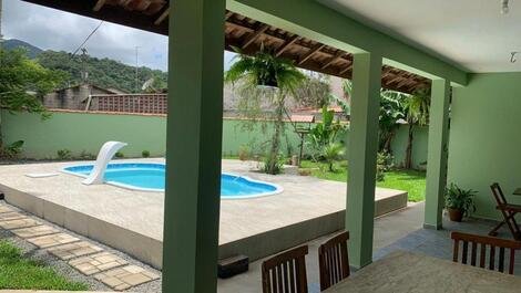 Casa em Ubatuba, piscina, 3 dormitórios, próximo a praia da maranduba