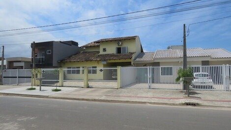 Excellent townhouse, 5q (4 suites), swimming pool, air cond, wifi, tv ass.,