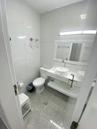 Banheiro principal com chuveiro