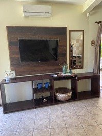 Sala com tv smart e ar condicionado 