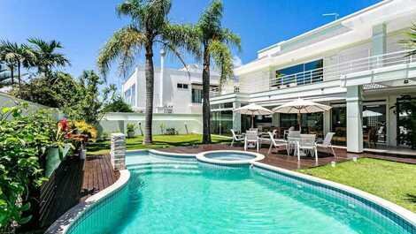 Casa de 04 suites, piscina, buena ubicación / PRECIOS del VERANO SOLAMENTE por CONSULTA!