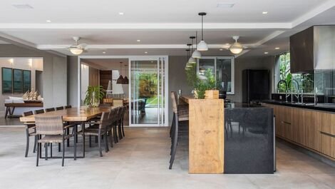 Luxurious, modern and comfortable Condominium Costa Verde da...