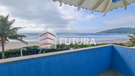 CASA JUNTO AL MAR PARA ALQUILER POR TEMPORADAS EN BOMBNHAS / SC (LC107F)