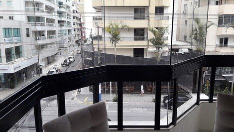 Hermoso apartamento con 03 habitaciones en Meia Praia - Itapema / SC