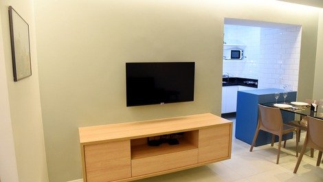 Sala com armário e tv.