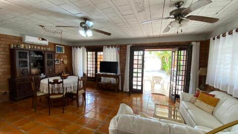 House with 05 bedrooms 100 meters from Morrinhos Beach