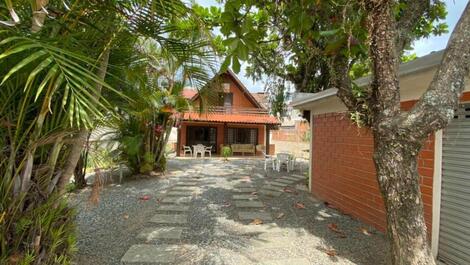 House with 05 bedrooms 100 meters from Morrinhos Beach