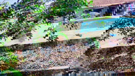 Casa com piscina a duas quadras da praia