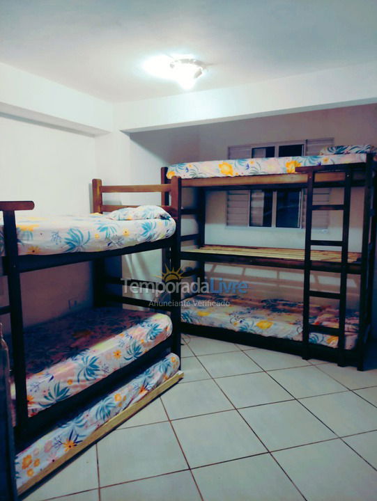 Casa para aluguel de temporada em Peruíbe (Belmira Novaes Ruinas)