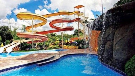 O parque possui 14 piscinas hidrotermais e frias com varias atrações