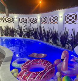 Piscina com leds internos.