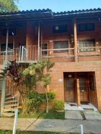 Apartment in Ubatuba, Gated community with pool and WI-Fi.