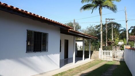0128.01 - Maranduba - Casa - 2 Dormitórios - 08 Pessoas - 150M Do Mar