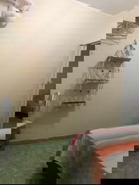 Arara para comportar as roupas de uso pessoal 