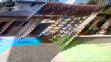 Casa em condomínio com praia e muita natureza em um só lugar.