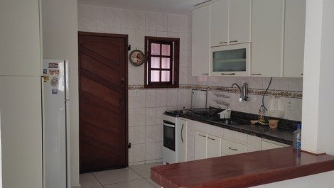 Beautiful independent house near Praia do Forte, parking space for 2 cars.