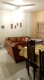Sala de estar e tv, com sofás de 3 e 2 lugares em couro, além de tv 32 polegadas led 