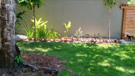 Casa Arraial dajuda temporada em meio a jardim tropical