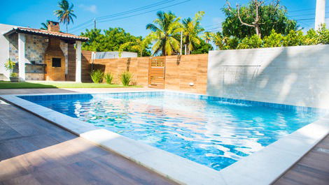 Piscina com três níveis de água e cascata.