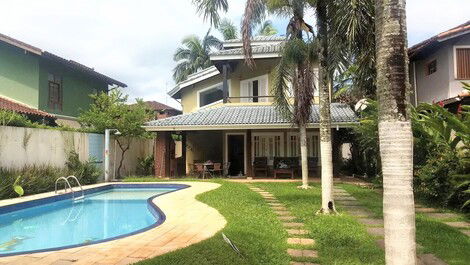 CASA COM PISCINA A 550M DA PRAIA DE JUQUEHY