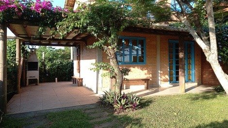 Casa estilo rústico, com wi-fi no centro de Garopaba