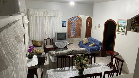 Beautiful 3 bedroom house 120m from the beach