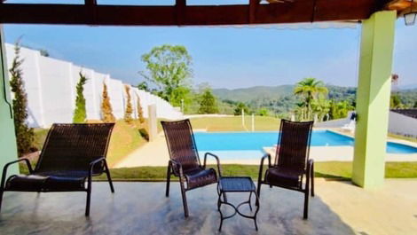 Granja en la naturaleza con piscina de borde infinito