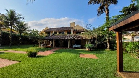 HIGH STANDARD COLONIAL HOUSE PRAIA DA BALEIA QUADRA DO MAR