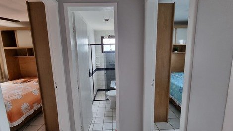Os 2 quartos com banheiro social ao meio