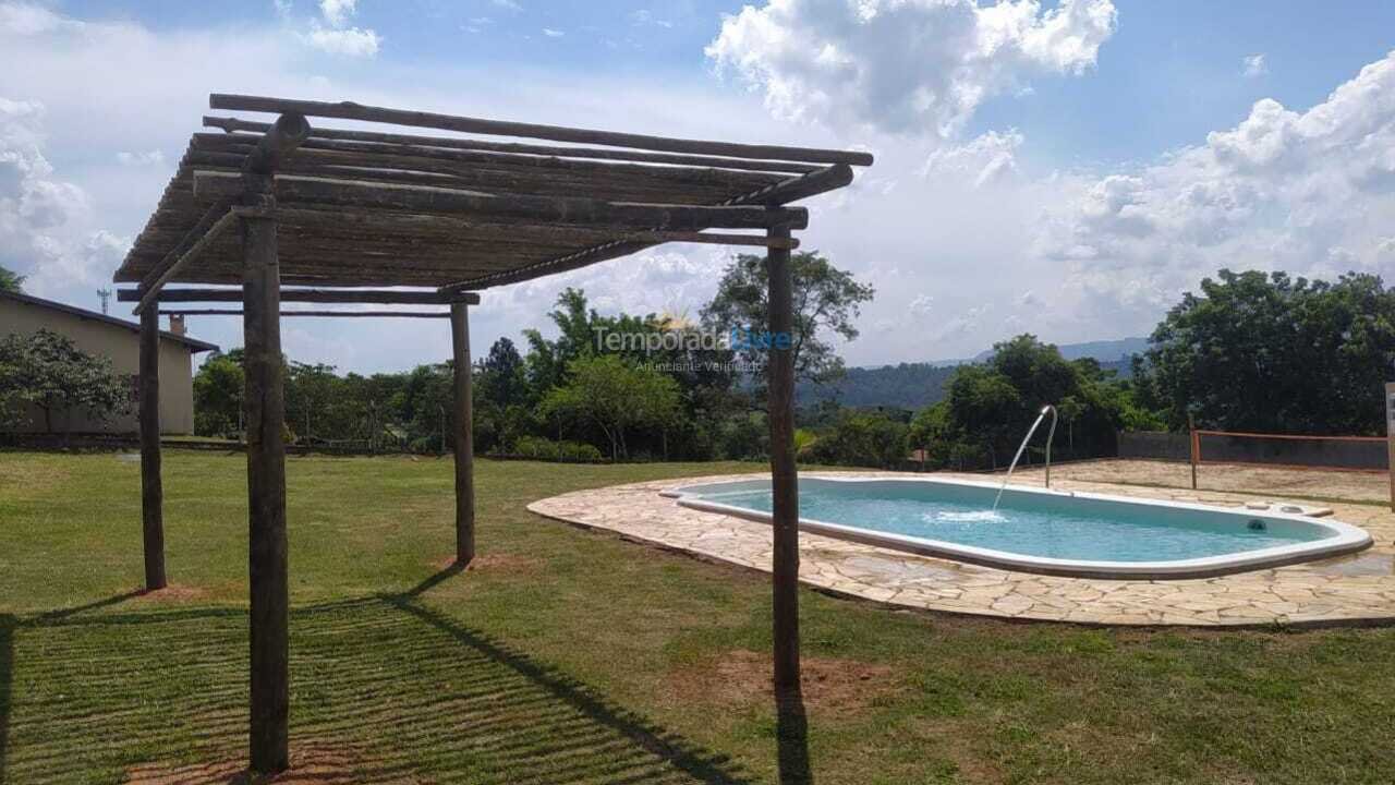 Chácara / sítio para aluguel de temporada em águas de São Pedro (Floresta Escura)