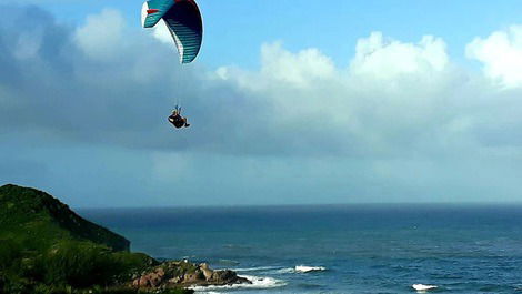 Aqui na barra de ibiraquera,  à prática do surf, kitesurf é constante.. 