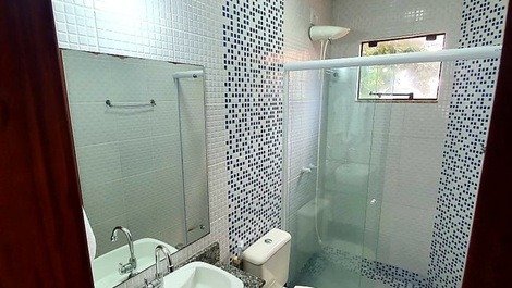 Banheiro confortável com chuveiro elétrico e duchinha higiênica....