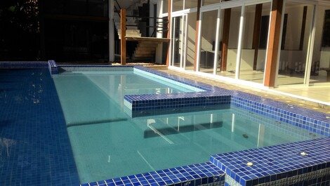 Casa Praia da Baleia, 4 suites, piscina, excelente entorno familiar
