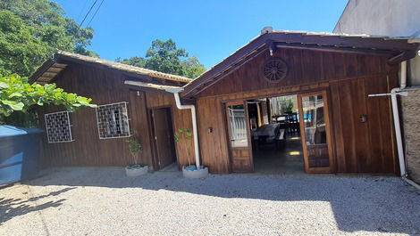 Excelente casa, para até 20 pessoas, com piscina, ideal para famílias.