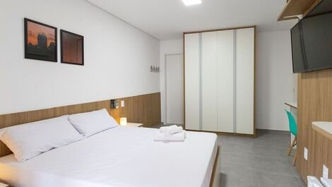 Suite confortável com sacada em coliving próximo ao Parque Ibirapuera.