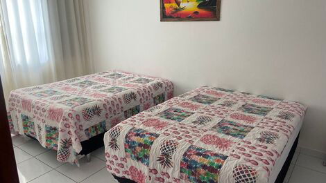 Quarto amplo com duas camas de casal