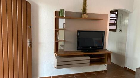 Estante com tv na sala de estar
