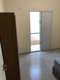 Apartamento en planta baja con piscina, patio trasero y barbacoa.