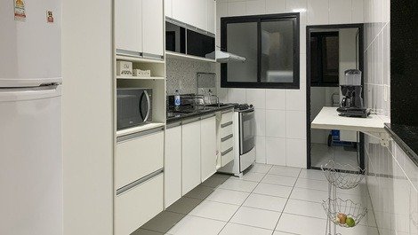 Cozinha completa e bem equipada. temos fogão 6 bocas, depurador de ar, 2 geladeiras, micro-ondas,  