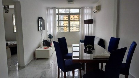 Santos, apartamento quadra praia, 2 quartos, ar, garagem, 8 pessoas.